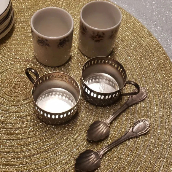 Set of two coffee cups with silver plate holders and two spoons - Picture 2 of 6